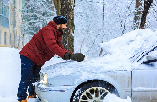 フロントガラスの凍結を即解消！初心者でもできる霜取り＆凍結防止の必要アイテム完全版も紹介